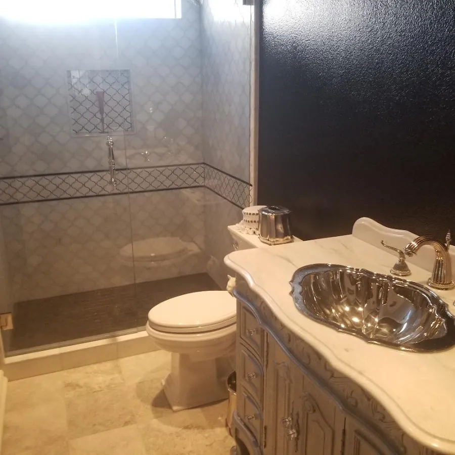 Professional plumbing work and bathroom remodeling in La Presa
